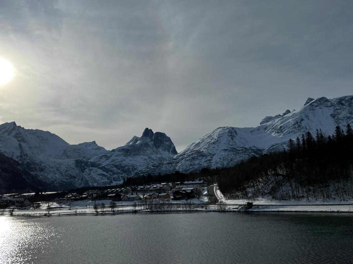 Frichs Ekspress Andalsnes Hotell Exteriör bild