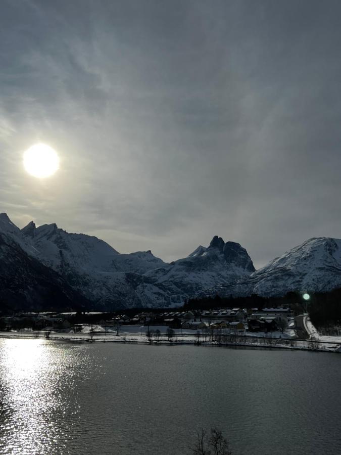 Frichs Ekspress Andalsnes Hotell Exteriör bild