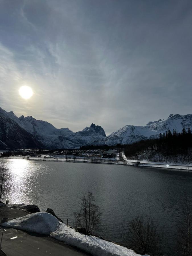Frichs Ekspress Andalsnes Hotell Exteriör bild