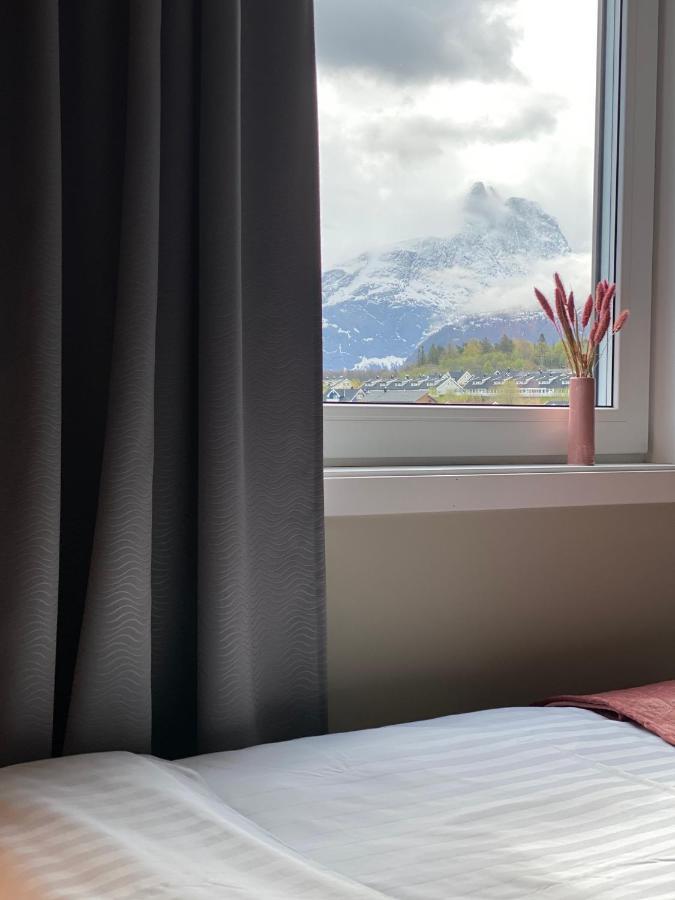 Frichs Ekspress Andalsnes Hotell Exteriör bild